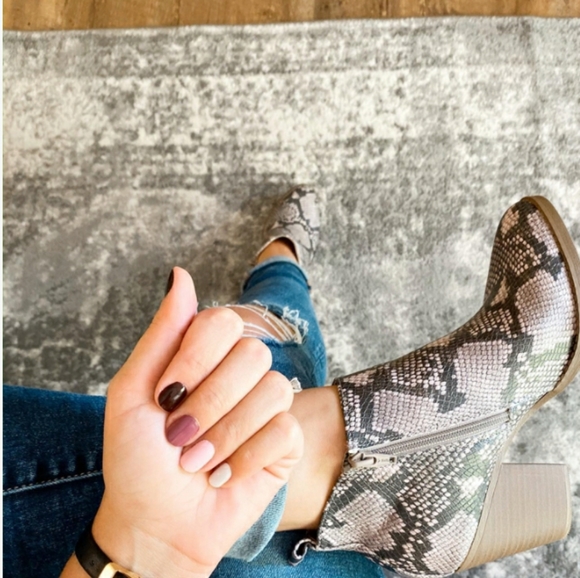 FAUX SNAKESKIN DOUBLE ZIP ANKLE BOOTIES - Picture 2 of 3